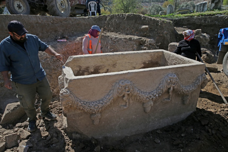 Stratonikeia Antik Kenti'ndeki arkeoloji kazılarında bulnan 2 bin yıllık girlandlı lahit