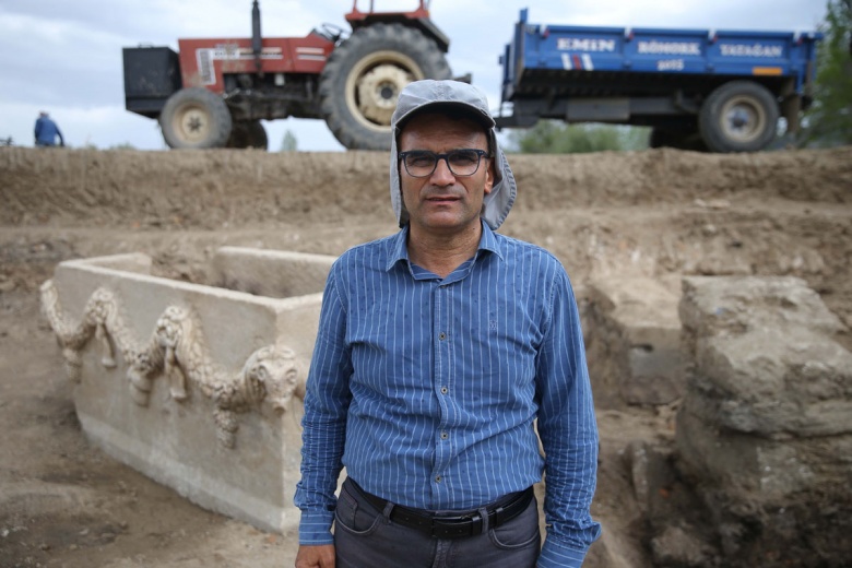 Stratonikeia Antik Kenti'ndeki arkeoloji kazılarında bulnan 2 bin yıllık girlandlı lahit