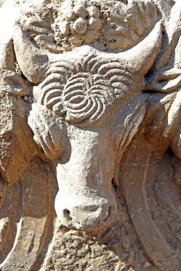 Stratonikeia Antik Kenti'ndeki arkeoloji kazılarında bulnan 2 bin yıllık girlandlı lahit