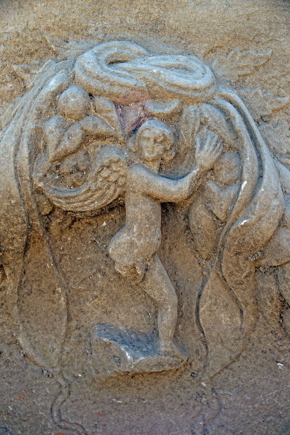 Stratonikeia Antik Kenti'ndeki arkeoloji kazılarında bulnan 2 bin yıllık girlandlı lahit