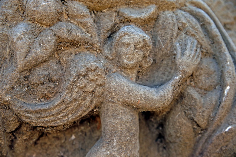 Stratonikeia Antik Kenti'ndeki arkeoloji kazılarında bulnan 2 bin yıllık girlandlı lahit