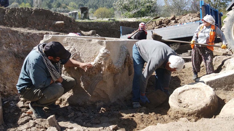 Stratonikeia Antik Kenti'ndeki arkeoloji kazılarında bulnan 2 bin yıllık girlandlı lahit