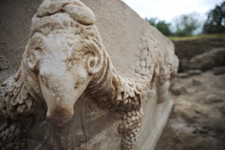 Stratonikeia Antik Kenti'ndeki arkeoloji kazılarında bulnan 2 bin yıllık girlandlı lahit