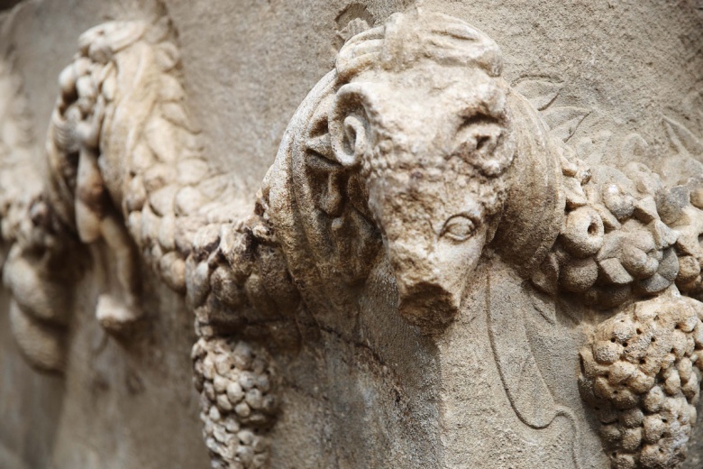 Stratonikeia Antik Kenti'ndeki arkeoloji kazılarında bulnan 2 bin yıllık girlandlı lahit