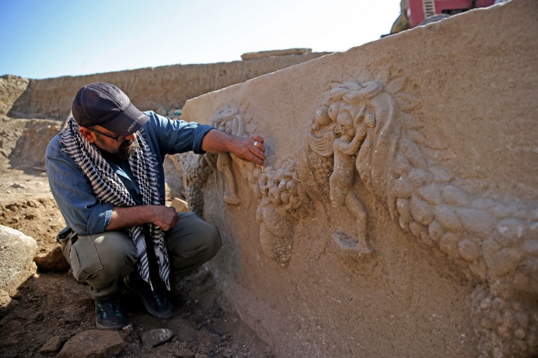 Stratonikeia Antik Kenti'ndeki arkeoloji kazılarında bulnan 2 bin yıllık girlandlı lahit