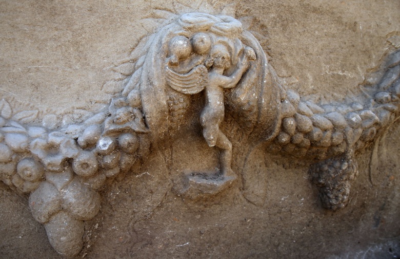 Stratonikeia Antik Kenti'ndeki arkeoloji kazılarında bulnan 2 bin yıllık girlandlı lahit