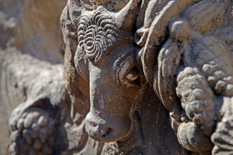 Stratonikeia Antik Kenti'ndeki arkeoloji kazılarında bulnan 2 bin yıllık girlandlı lahit