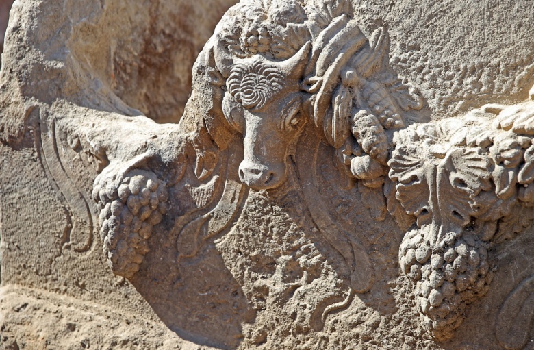 Stratonikeia Antik Kenti'ndeki arkeoloji kazılarında bulnan 2 bin yıllık girlandlı lahit