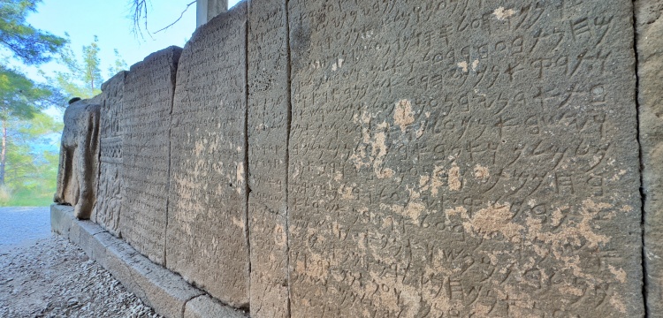 Vali Yılmaz, Karatepe Aslantaş yazıtlarının önemine dikkat çekti