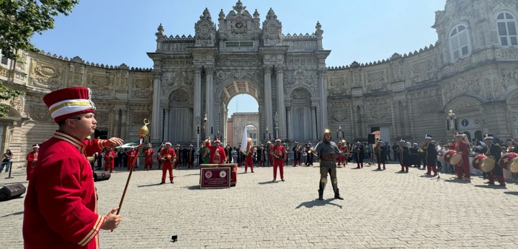 Mehteran Birliği yaz dönemi gösterileri Dolmabahçe'de başladı