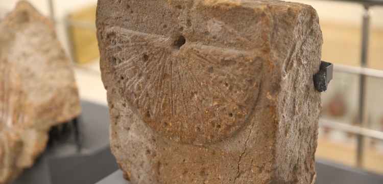 Ani kazılarında bulunan güneş saati Kars Arkeoloji Müzesi'nde sergileniyor