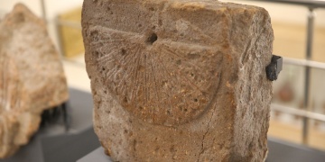 Ani kazılarında bulunan güneş saati Kars Arkeoloji Müzesinde sergileniyor