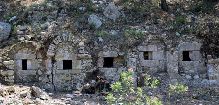 Olympos Antik Kent'tinde kaya mezarları ziyarete açıldı