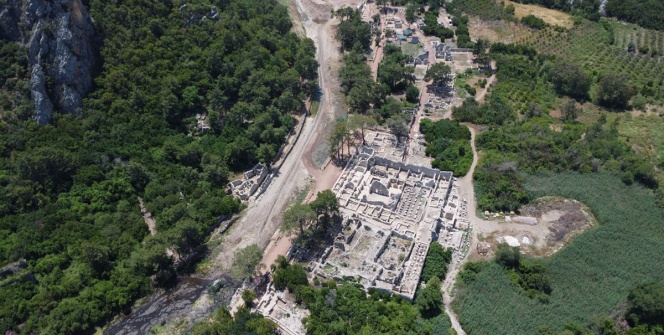 Olimpos Antik Kenti kaya mezarları ziyarete açıldı