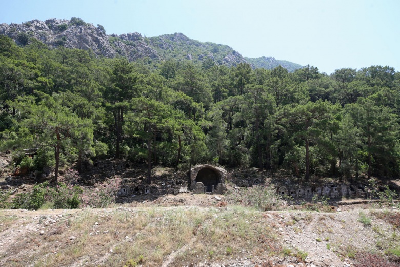 Olimpos Antik Kenti kaya mezarları ziyarete açıldı