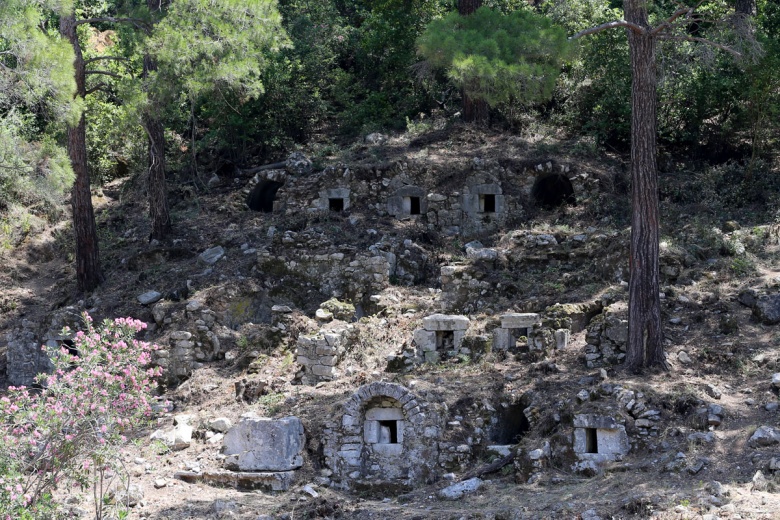 Olimpos Antik Kenti kaya mezarları ziyarete açıldı
