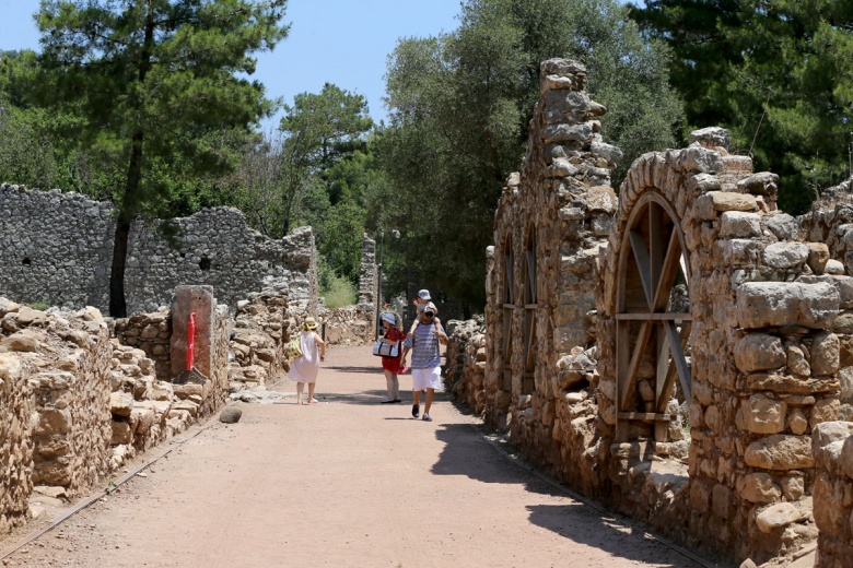 Olimpos Antik Kenti kaya mezarları ziyarete açıldı