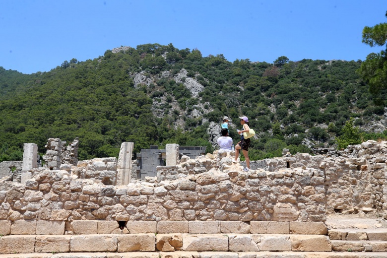 Olimpos Antik Kenti kaya mezarları ziyarete açıldı