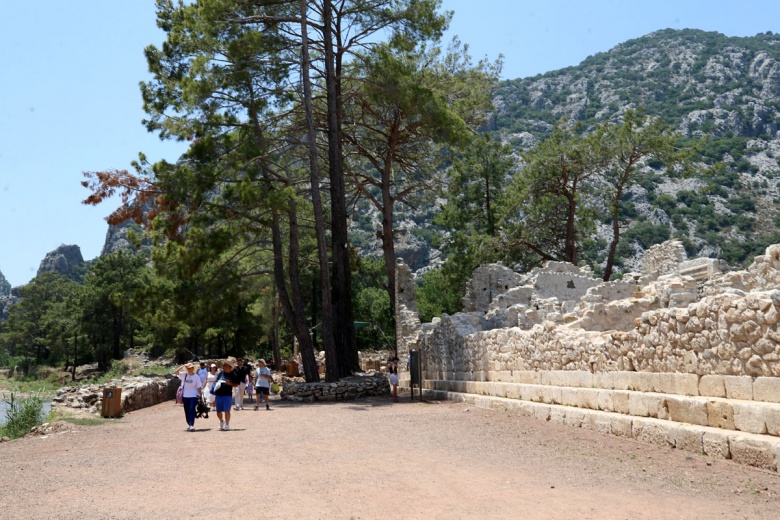 Olimpos Antik Kenti kaya mezarları ziyarete açıldı