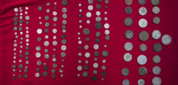 İzmir'de 2 bin 305 sikke yakalandı