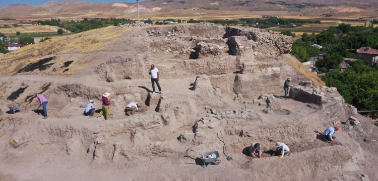 Elazığ'daki Tadım Kalesi'nde 6 Bin Yıllık Tapınak Bulundu