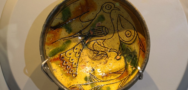 Trabzon Kalesi'nde Bulunan Güvercin ve Balık Figürlü Seramik Müzede Sergileniyor