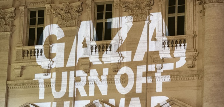 Trevi Çeşmesi'nin Işıkları Gazze İçin Söndürüldü