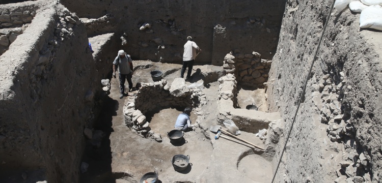 Afşindeki Yassı Höyükte Tunç Çağına ait silolar ve bir bina bulundu