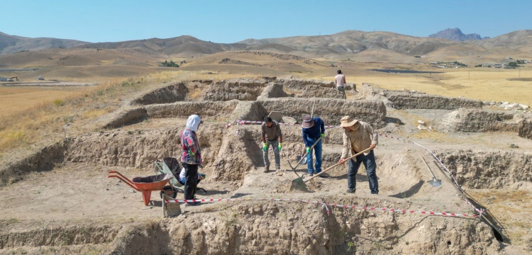 Çavuştepe Kalesi'nin Kuzeyindeki Nekropolde Kazılar Yeniden Başladı