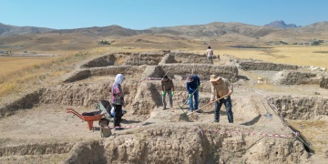 Çavuştepe Kalesinin Kuzeyindeki Nekropolde Kazılar Yeniden Başladı