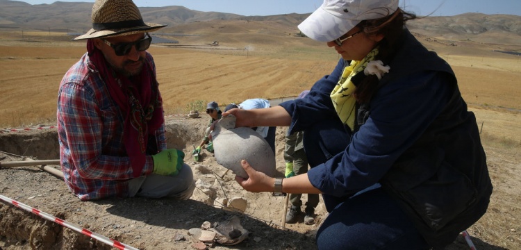 Çavuştepe Kalesinin Kuzeyindeki Nekropolde Kazılar Yeniden Başladı