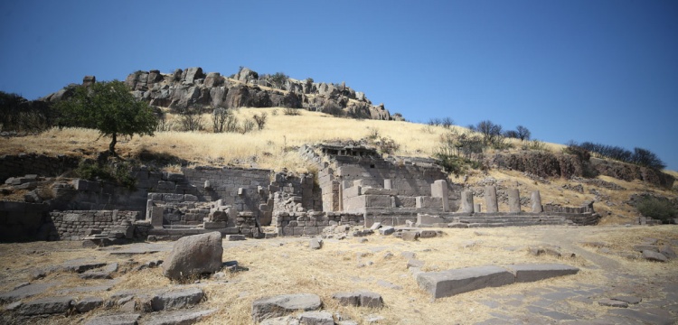 Assos Antik Kenti'nde Stoa Gün Yüzüne Çıkarılıyor