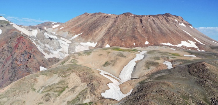 Süphan Dağı Zirvesindeki Volkanik Krater Göller Kayıt Altına Alındı