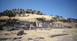 Assos Antik Kentinde Stoa Gün Yüzüne Çıkarılıyor