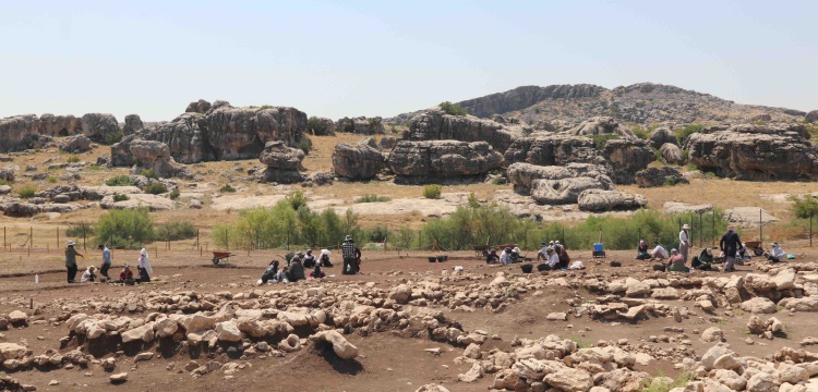Çayönü Tepesinde yeni Çayönü Aletleri, su kanalı ve dört ızgara planlı yapı bulundu