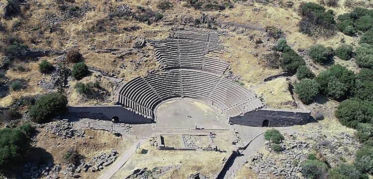 Assos Antik Kentin'deki Tiyatro Restore Edilecek