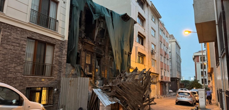 Bakırköy'de iki katlı ahşap tarihi bina kısmen çöktü