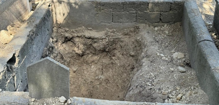 Arnavutköy'deki mezarlığa musallat olan pişkin defineciler bir kez daha yakalandı