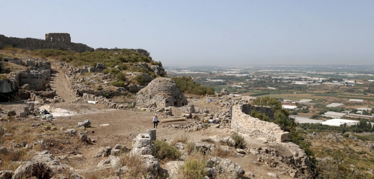 Sillyon Antik Kenti'ndeki Zaman Tuneli Cadde Ortaya Çıkarıldı