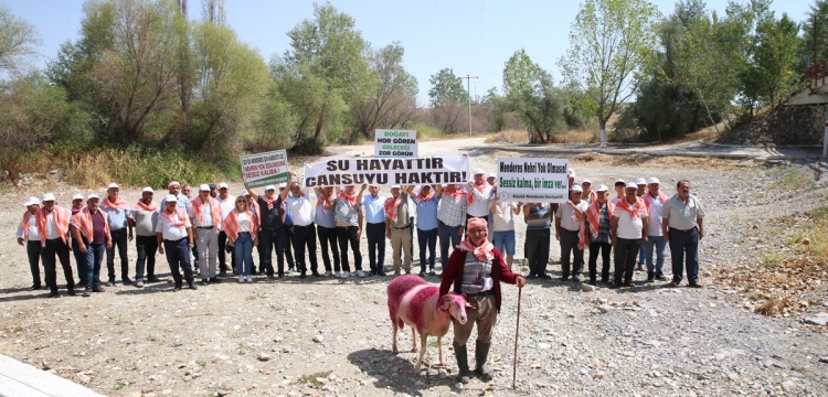Çal’da Tarihi Gelenek Kuraklık Nedeniyle Kuruyan Nehir Yatağında Yapıldı
