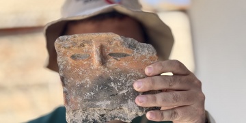 Gökhöyükte 5 Bin Yıllık İnsan Yüzlü Çömlek Parçası Ortaya Çıkarıldı