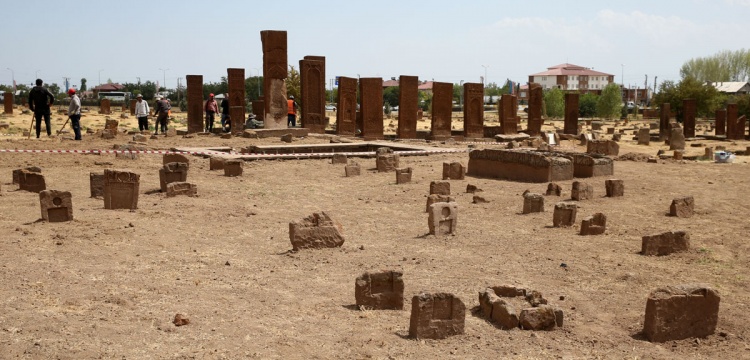 Ahlat Selçuklu Meydan Mezarlığı’nda Mezar Sayısı 10 Bini Aştı