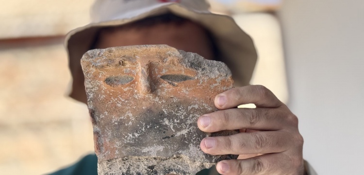 Gökhöyükte 5 Bin Yıllık İnsan Yüzlü Çömlek Parçası Ortaya Çıkarıldı