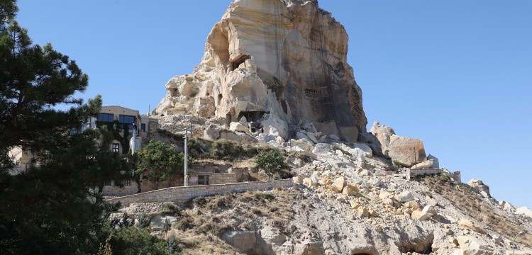 Ürgüp'te Kadıkalesi'nden kopan kaya parçası paniğe yol açtı: 3 ev boşaltıldı