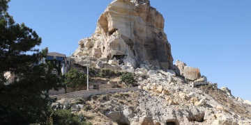 Ürgüpte Kadıkalesinden kopan kaya parçası paniğe yol açtı: 3 ev boşaltıldı