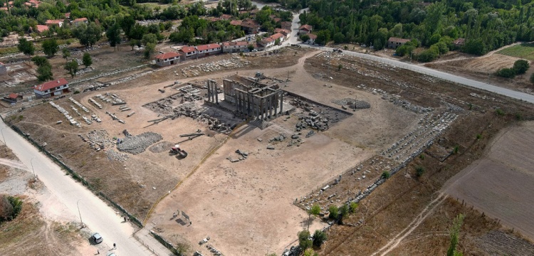 Aizanoi’de Kazılar Derinleşiyor: Zeus Tapınağı’na Ait Yeni Mimari Bulgular Ortaya Çıkarıldı