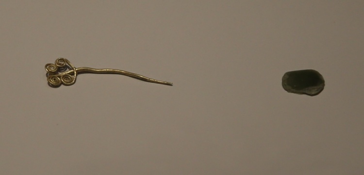 Troyada 4500 Yıllık Altın Broş ve Ender Yeşim Taşı Gün Yüzüne Çıkarıldı