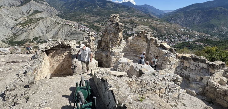 Ardanuç Gevhernik Kalesi’nde Gürcü Kralı Büyük Aşot’un Mezar Odası Bulundu