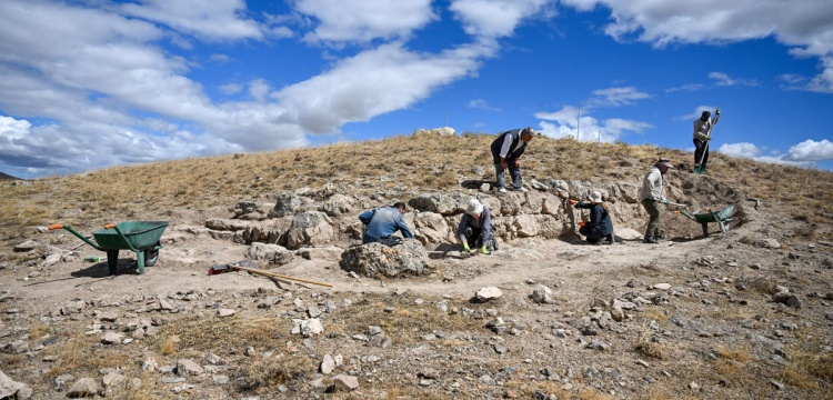 Urartu’nun Saklı Tepesi: Garibin Tepe’de Yeni Surlar Ortaya Çıkarıldı