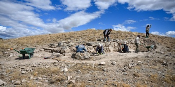 Urartunun Saklı Tepesi: Garibin Tepede Yeni Surlar Ortaya Çıkarıldı